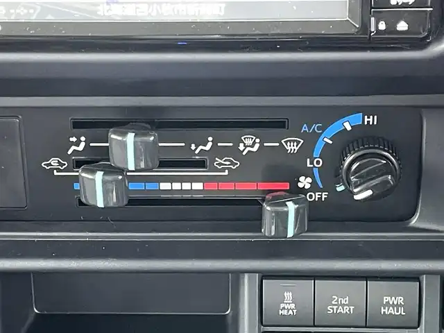 トヨタ ランドクルーザー AX 道央・札幌 2024(令6)年 0.7万km ベージュ ４WD/純正ディーラーOPナビ/CD/DVD/BT/フルセグ/プリクラッシュセーフティ/横滑り防止装置/クルーズコントロール/ダウンヒルアシストコントロール/バックカメラ/ETC/デフロック/PWRHAUL/2ndSTART/トランスファレバー/自動防眩ミラー/MTモード付AT/リモコンキー/LEDヘッドライト/オートライト/オートハイビーム/フォグランプ/ヘッドライトレベライザー/純正フロアマット/ドアバイザー/スペアキー/社外AW付冬タイヤ積込/265/70/R16/2023年/山9mm