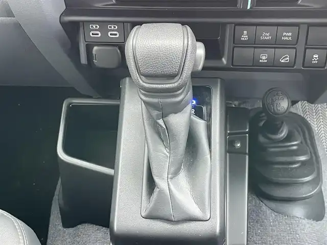 トヨタ ランドクルーザー AX 道央・札幌 2024(令6)年 0.7万km ベージュ ４WD/純正ディーラーOPナビ/CD/DVD/BT/フルセグ/プリクラッシュセーフティ/横滑り防止装置/クルーズコントロール/ダウンヒルアシストコントロール/バックカメラ/ETC/デフロック/PWRHAUL/2ndSTART/トランスファレバー/自動防眩ミラー/MTモード付AT/リモコンキー/LEDヘッドライト/オートライト/オートハイビーム/フォグランプ/ヘッドライトレベライザー/純正フロアマット/ドアバイザー/スペアキー/社外AW付冬タイヤ積込/265/70/R16/2023年/山9mm