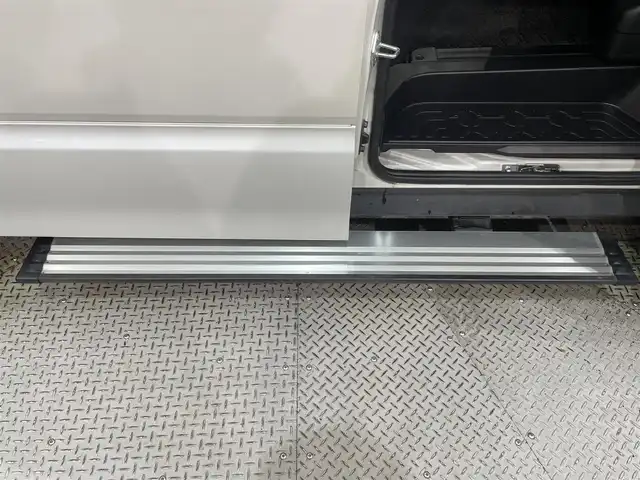 三菱 デリカＤ：５ アーバンギア G パワーパッケージ 愛知県 2021(令3)年 5.7万km ウォームホワイトパール 純正１０.1インチナビ/電動サイドステップ/マルチアラウンドモニター/純正フリップダウンモニター/パワーバックドア/両側パワースライドドア/レーダークルーズコントロール/衝突軽減ブレーキ/ブラインドスポットモニター/車線逸脱警報/電動パーキングブレーキ/ブレーキホールド/パドルシフト/パワーシート/シートヒーター/ハンドルヒーター/ビルトインETC/前後ドライブレコーダー/アクセサリーソケット/USB入力端子/アイドリングストップ/LEDヘッドライト/ISOFIX/純正フロアマット/純正18インチアルミホイール