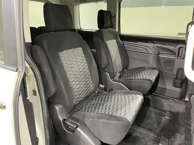 三菱 デリカＤ：５ アーバンギア G パワーパッケージ 愛知県 2021(令3)年 5.7万km ウォームホワイトパール 純正１０.1インチナビ/電動サイドステップ/マルチアラウンドモニター/純正フリップダウンモニター/パワーバックドア/両側パワースライドドア/レーダークルーズコントロール/衝突軽減ブレーキ/ブラインドスポットモニター/車線逸脱警報/電動パーキングブレーキ/ブレーキホールド/パドルシフト/パワーシート/シートヒーター/ハンドルヒーター/ビルトインETC/前後ドライブレコーダー/アクセサリーソケット/USB入力端子/アイドリングストップ/LEDヘッドライト/ISOFIX/純正フロアマット/純正18インチアルミホイール