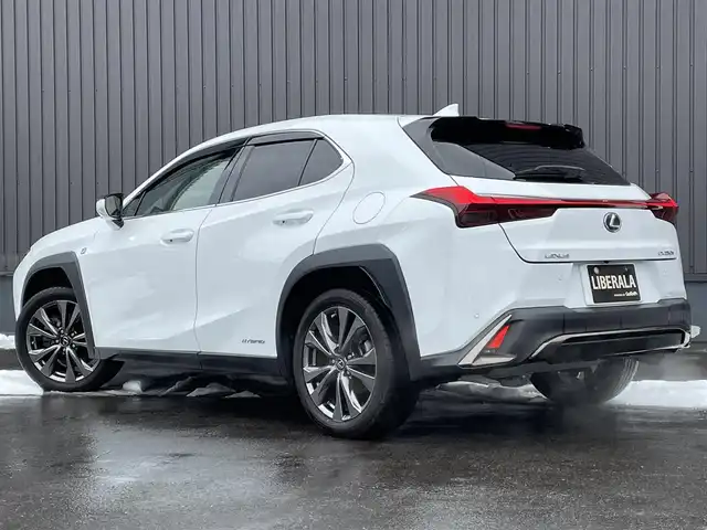 レクサス ＵＸ 250h Fスポーツ 青森県 2019(令1)年 3.3万km ホワイトノーヴァガラスフレーク 4WD/純正メモリナビ/・AM/FM/Bluetooth/CD/DVD/・フルセグテレビ/バックカメラ/ETC/ドライブレコーダー/クルーズコントロール/衝突軽減ブレーキ/レーンキープアシスト/横滑り防止装置/盗難防止装置/電動パーキングブレーキ/前後コーナーセンサー/メモリシート（D席）/パワーシート（D席+N席）/シートヒーター（D席+N席）/LEDヘッドライト/ウインカーミラー/ステアリングヒーター/オートライト/オートエアコン/プッシュスタートボタン/スマートキー×2/ステアリングリモコン/パドルシフト/革巻きステアリング/純正18インチアルミホイール/12V充電器/USBジャック/純正フロアマット