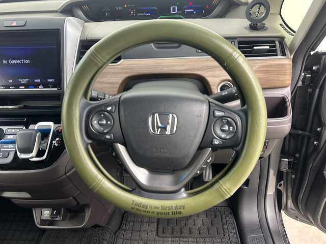 ホンダ フリード ハイブリット G ホンダセンシング 鹿児島県 2020(令2)年 5万km スーパープラチナグレーメタリック 純正9インチナビ/（AM/FM/CD/DVD/Bluetooth/フルセグ）/バックカメラ/ホンダセンシング/・衝突軽減ブレーキ/・レーンキープアシスト/・追従式クルーズコントロール/・クリアランスソナー/・オートマチックハイビーム/・先行者発信お知せ機能/ETC/前席シートヒーター/キャプテンシート/両側パワースライドドア/スマートキー/スペアキー有/純正15インチアルミホイール/純正フロアマット/横滑り防止装置/アイドリングストップ