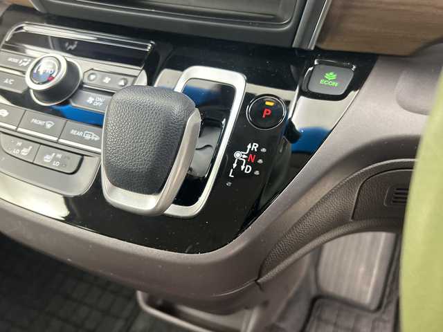 ホンダ フリード ハイブリット G ホンダセンシング 鹿児島県 2020(令2)年 5万km スーパープラチナグレーメタリック 純正9インチナビ/（AM/FM/CD/DVD/Bluetooth/フルセグ）/バックカメラ/ホンダセンシング/・衝突軽減ブレーキ/・レーンキープアシスト/・追従式クルーズコントロール/・クリアランスソナー/・オートマチックハイビーム/・先行者発信お知せ機能/ETC/前席シートヒーター/キャプテンシート/両側パワースライドドア/スマートキー/スペアキー有/純正15インチアルミホイール/純正フロアマット/横滑り防止装置/アイドリングストップ