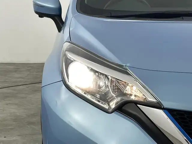 日産 ノート e－パワー X 福島県 2017(平29)年 4.8万km ソニックブルー 衝突軽減ブレーキ/・踏み間違い防止アシスト/・車線逸脱警報装置/・標識認識/・横滑り防止装置/純正ナビゲーション/・型式：MM316D-W/・Bluetooth/AM・FM/CD/DVD/SD/USB/・バックカメラ/・360度カメラ/・前方ドライブレコーダー/・ETC/プッシュスタート/・スマートキー/ハロゲンライト/・オートライト/・ヘッドライトリベライザー/純正フロアマット/ドアバイザー/電動格納ウィンカーミラー