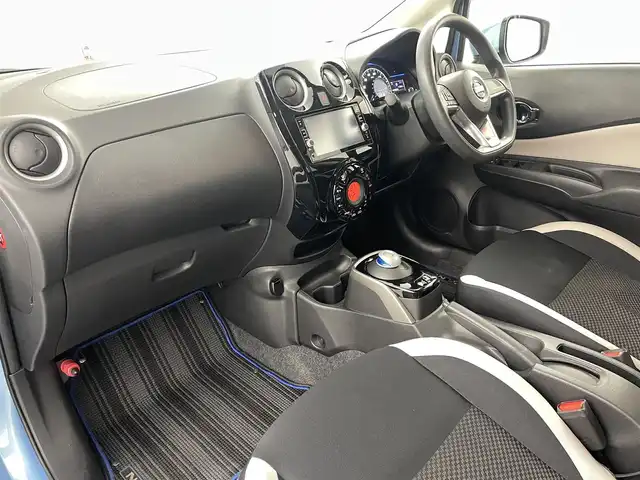 日産 ノート e－パワー X 福島県 2017(平29)年 4.8万km ソニックブルー 衝突軽減ブレーキ/・踏み間違い防止アシスト/・車線逸脱警報装置/・標識認識/・横滑り防止装置/純正ナビゲーション/・型式：MM316D-W/・Bluetooth/AM・FM/CD/DVD/SD/USB/・バックカメラ/・360度カメラ/・前方ドライブレコーダー/・ETC/プッシュスタート/・スマートキー/ハロゲンライト/・オートライト/・ヘッドライトリベライザー/純正フロアマット/ドアバイザー/電動格納ウィンカーミラー