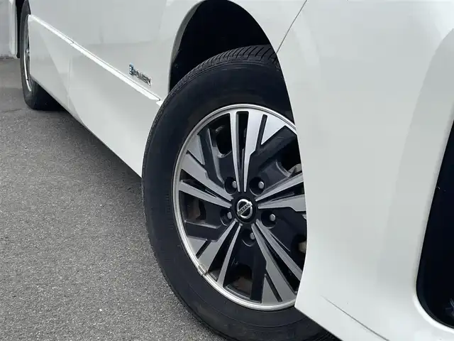 日産 セレナ e－パワー ハイウェイスター V 愛媛県 2019(令1)年 5.9万km ブリリアントホワイトパール 純正ナビ/(Bluetooth/CD/SD/DVD/Blu-ray/USB/フルセグ)/プロパイロット/ビルトインETC/アラウンドビューカメラ/純正15インチアルミホイール/レーンキープアシスト/オートライト/オートマチックハイビーム/レザーシート/プッシュスタート/スマートキー/スペアキー1本/LEDヘッドライト/フォグランプ/電動パーキングホールド/オートブレーキホールド/横滑り防止装置/盗難防止装置/衝突被害軽減ブレーキ/純正ドアバイザー/純正フロアマット/電動格納ミラー/リアロールサンシェード