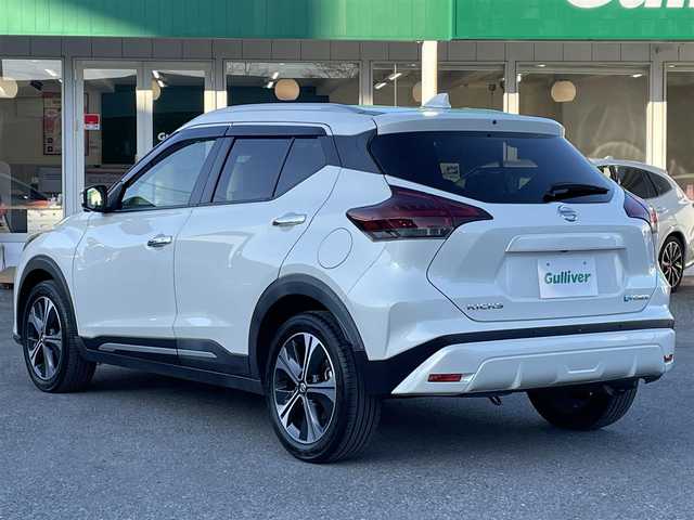 日産 キックス X ツートーンインテリアED 千葉県 2021(令3)年 5.6万km ブリリアントホワイトパール プロパイロット/アラウンドビューカメラ/純正9インチSDナビ【MM320D-L】/・CD/DVD/MSV/Bluetooth/フルセグTV/インテリジェントルームミラー/エマージェンシーブレーキ/レーンキープアシスト/専用コンビレザーシート/シートヒーター/インテリジェントキー/ステアリングヒーター/前後コーナーセンサー/純正17インチアルミホイール/純正LEDヘッドライト/フォグランプ/純正前後ドライブレコーダー【DH5-D】/純正ETC/本革巻きステアリング/サイド＆カーテンエアバッグ/新車時保証書＆取扱説明書