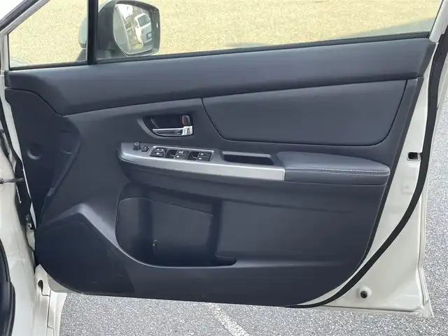 スバル インプレッサ スポーツ 2．0i－S 山梨県 2015(平27)年 9.3万km クリスタルホワイトP (株)IDOMが運営する【じしゃロン甲府店】の自社ローン専用車両になります。/こちらは現金またはオートローンご利用時の価格です。自社ローンご希望の方は別途その旨お申付け下さい/４ＷＤ/Si-Drive/クルーズコントロール/パドルシフト/キーレス２個/ＥＴＣ/社外ナビ・フルセグTV/CD・DVD・BTオーディオ/バックカメラ/保証書・取説書
