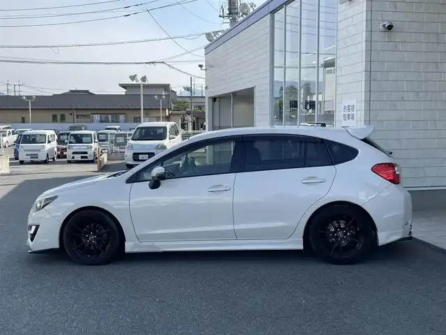 スバル インプレッサ スポーツ 2．0i－S 山梨県 2015(平27)年 9.3万km クリスタルホワイトP (株)IDOMが運営する【じしゃロン甲府店】の自社ローン専用車両になります。/こちらは現金またはオートローンご利用時の価格です。自社ローンご希望の方は別途その旨お申付け下さい/４ＷＤ/Si-Drive/クルーズコントロール/パドルシフト/キーレス２個/ＥＴＣ/社外ナビ・フルセグTV/CD・DVD・BTオーディオ/バックカメラ/保証書・取説書