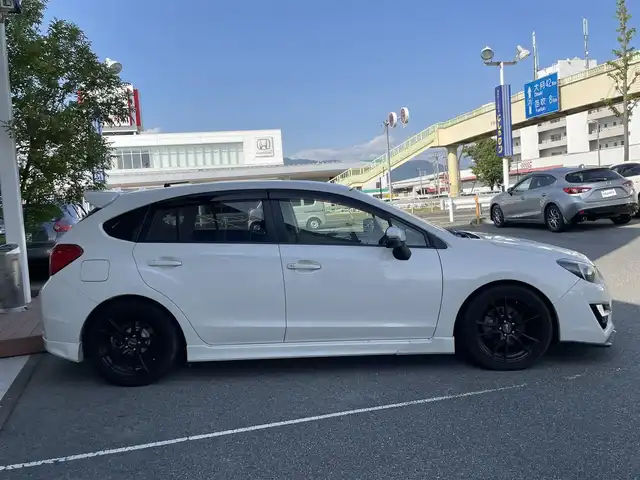 スバル インプレッサ スポーツ 2．0i－S 山梨県 2015(平27)年 9.3万km クリスタルホワイトP (株)IDOMが運営する【じしゃロン甲府店】の自社ローン専用車両になります。/こちらは現金またはオートローンご利用時の価格です。自社ローンご希望の方は別途その旨お申付け下さい/４ＷＤ/Si-Drive/クルーズコントロール/パドルシフト/キーレス２個/ＥＴＣ/社外ナビ・フルセグTV/CD・DVD・BTオーディオ/バックカメラ/保証書・取説書