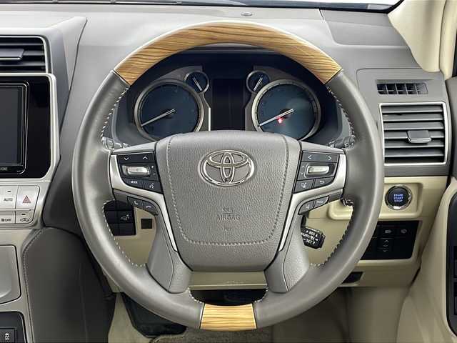 トヨタ ランドクルーザー プラド TX Lパッケージ 新潟県 2022(令4)年 1.9万km アティチュードブラックマイカ ディーラー純正9インチナビ/(NSZT-Y68T)/(CD.DVD.フルセグ.Bluetooth)/バックカメラ/20インチモデリスタホイール/フルエアロ/トヨタセーフティセンス/・プリクラッシュセーフティ/・レーンキープアシスト/・レーダークルーズコントロール/・オートマチックハイビーム/ウッドコンピステアリング/LEDオートライト/尾久rナプ/ベージュレザーシート/前席パワーシート・ベンチレーション/前後ドライブレコーダー/ビルトインETC/プッシュスタート/スマートキー×2/純正フロアマット