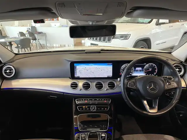メルセデス・ベンツ Ｅ２００ 4マチック アバンギャルド 道央・札幌 2018(平30)年 3.7万km ポーラホワイト レーダーセーフティパッケージ/　・アダプティブクルーズコントロール/　・ブラインドスポットアシスト/　・レーンキープアシスト/　・PRE-SAFEプラス/　・アクティブブレーキアシスト/　・アクティブステアリングアシスト/純正HDDナビ/　・フルセグTV/　・USB/Bluetooth/SD/360°カメラ/パークトロニック/ハーフレザージート/シートヒーター/パワーシート/LEDヘッドライト/社外18インチAW/　