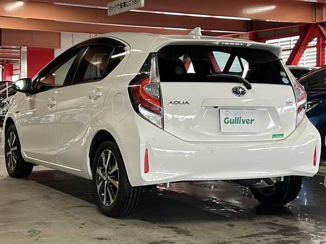 トヨタ アクア G 静岡県 2019(平31)年 1.5万km スーパーホワイトⅡ 【安全装備】/プリクラッシュセーフティ/（レーザーレーダー・単眼カメラ方式）/（自車車速約30km/hから80km/h間：ブレーキアシスト機能発動）/（自車車速約10km/hから80km/h間踏力無時：約30km/h減速）/レーンディパーチャーアラート/（作動車速50km/h以上時）/オートマチックハイビーム/（作動車速30km/h以上時）/先行車発進お知らせ機能/【主要装備】/純正ナビ　/クルーズコントロール　/ＬＥＤヘッドライト　　/クリアランスソナー　/バックカメラ　/スマートキー　/スペアキー有り　/プッシュスタート　/社外フロアマット　/純正１５インチアルミ