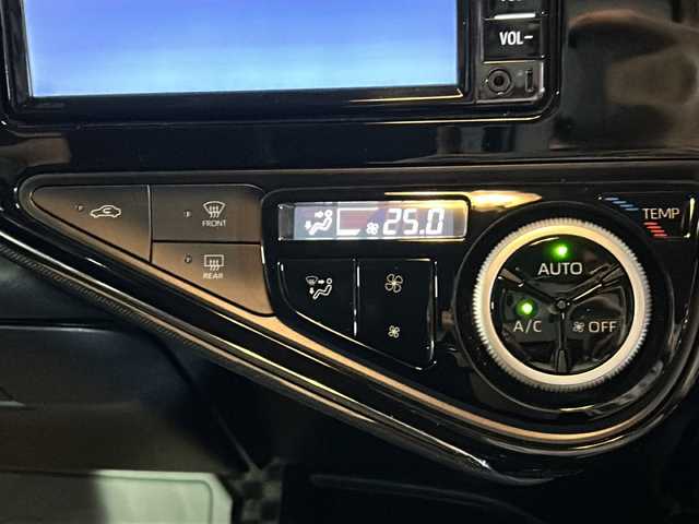 トヨタ アクア G 静岡県 2019(平31)年 1.5万km スーパーホワイトⅡ 【安全装備】/プリクラッシュセーフティ/（レーザーレーダー・単眼カメラ方式）/（自車車速約30km/hから80km/h間：ブレーキアシスト機能発動）/（自車車速約10km/hから80km/h間踏力無時：約30km/h減速）/レーンディパーチャーアラート/（作動車速50km/h以上時）/オートマチックハイビーム/（作動車速30km/h以上時）/先行車発進お知らせ機能/【主要装備】/純正ナビ　/クルーズコントロール　/ＬＥＤヘッドライト　　/クリアランスソナー　/バックカメラ　/スマートキー　/スペアキー有り　/プッシュスタート　/社外フロアマット　/純正１５インチアルミ