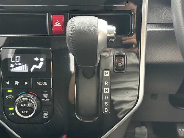 トヨタ ルーミー カスタムG S 滋賀県 2018(平30)年 2.9万km ブラックマイカ/マゼンダベリーメタリック 禁煙車/（CD/DVD/BT/フルセグTV/FM/AM）/スマートアシストIII/・衝突警報機能（歩行者・車両対応）/・衝突回避支援ブレーキ機能/・誤発進抑制制御機能（前後）/・車線逸脱警報機能/・路側逸脱警報機能/・ふらつき警報機能/・先行車発進お知らせ機能/・標識認識機能（進入禁止・一時停止・最高速度）/・ADB（アダプティブドライビングビーム）/バックカメラ/ビルトインETC/クルーズコントロール/両側パワースライドドア/コーナーセンサー/前後ドライブレコーダー/アイドリングストップ/LEDヘッドライト/純正14インチAW