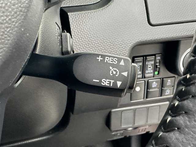 トヨタ ルーミー カスタムG S 滋賀県 2018(平30)年 2.9万km ブラックマイカ/マゼンダベリーメタリック 禁煙車/（CD/DVD/BT/フルセグTV/FM/AM）/スマートアシストIII/・衝突警報機能（歩行者・車両対応）/・衝突回避支援ブレーキ機能/・誤発進抑制制御機能（前後）/・車線逸脱警報機能/・路側逸脱警報機能/・ふらつき警報機能/・先行車発進お知らせ機能/・標識認識機能（進入禁止・一時停止・最高速度）/・ADB（アダプティブドライビングビーム）/バックカメラ/ビルトインETC/クルーズコントロール/両側パワースライドドア/コーナーセンサー/前後ドライブレコーダー/アイドリングストップ/LEDヘッドライト/純正14インチAW