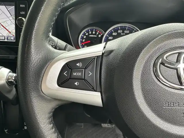 トヨタ ルーミー カスタムG S 滋賀県 2018(平30)年 2.9万km ブラックマイカ/マゼンダベリーメタリック 禁煙車/（CD/DVD/BT/フルセグTV/FM/AM）/スマートアシストIII/・衝突警報機能（歩行者・車両対応）/・衝突回避支援ブレーキ機能/・誤発進抑制制御機能（前後）/・車線逸脱警報機能/・路側逸脱警報機能/・ふらつき警報機能/・先行車発進お知らせ機能/・標識認識機能（進入禁止・一時停止・最高速度）/・ADB（アダプティブドライビングビーム）/バックカメラ/ビルトインETC/クルーズコントロール/両側パワースライドドア/コーナーセンサー/前後ドライブレコーダー/アイドリングストップ/LEDヘッドライト/純正14インチAW