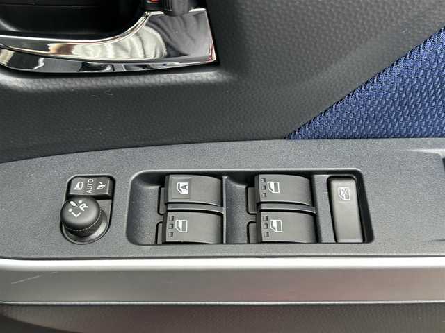 トヨタ ルーミー カスタムG S 滋賀県 2018(平30)年 2.9万km ブラックマイカ/マゼンダベリーメタリック 禁煙車/（CD/DVD/BT/フルセグTV/FM/AM）/スマートアシストIII/・衝突警報機能（歩行者・車両対応）/・衝突回避支援ブレーキ機能/・誤発進抑制制御機能（前後）/・車線逸脱警報機能/・路側逸脱警報機能/・ふらつき警報機能/・先行車発進お知らせ機能/・標識認識機能（進入禁止・一時停止・最高速度）/・ADB（アダプティブドライビングビーム）/バックカメラ/ビルトインETC/クルーズコントロール/両側パワースライドドア/コーナーセンサー/前後ドライブレコーダー/アイドリングストップ/LEDヘッドライト/純正14インチAW