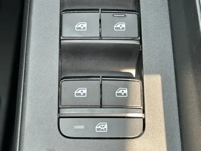日産 セレナ 兵庫県 2023(令5)年 4万km プリズムホワイト 純正ナビ/BTオーディオ/フルセグTV/全方位カメラ/前後ドライブレコーダー/オートパーキングブレーキ/プロパイロットパーキング/クルーズコントロール（追従走行アリ）/前後コーナーセンサー/ワイヤレス充電/オートホールド/デジタルインナーミラー/両側パワースライドドア/ETC2.0