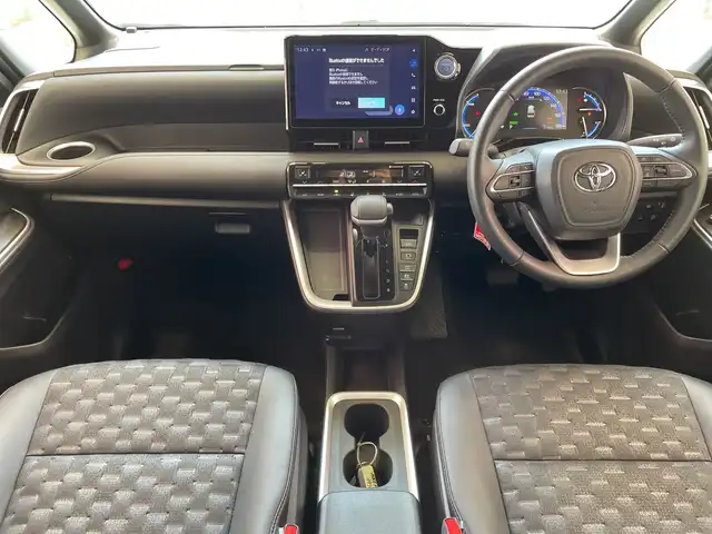 トヨタ ヴォクシー ハイブリッド S－Z 神奈川県 2023(令5)年 3.2万km アティチュードブラックマイカ トヨタセーフティーセンス /快適利便パッケージ /ユニバーサルステップ /10.5インチディスプレイオーディオ（ナビ・TV付き） /バックカメラ /両側電動 /パワーバックドア /レーダークルコン /LEDオートライト/ハーフレザー /シートヒーター/純正17インチアルミホイール/ステアリングヒーター/ステアリングスイッチ/純正ETC