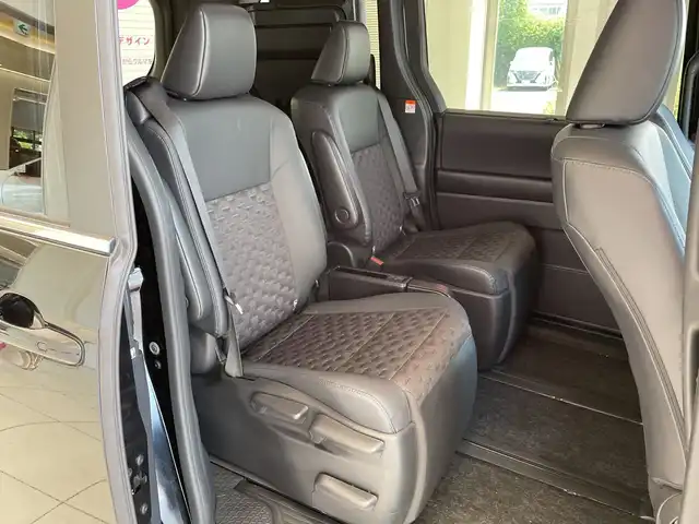 トヨタ ヴォクシー ハイブリッド S－Z 神奈川県 2023(令5)年 3.2万km アティチュードブラックマイカ トヨタセーフティーセンス /快適利便パッケージ /ユニバーサルステップ /10.5インチディスプレイオーディオ（ナビ・TV付き） /バックカメラ /両側電動 /パワーバックドア /レーダークルコン /LEDオートライト/ハーフレザー /シートヒーター/純正17インチアルミホイール/ステアリングヒーター/ステアリングスイッチ/純正ETC