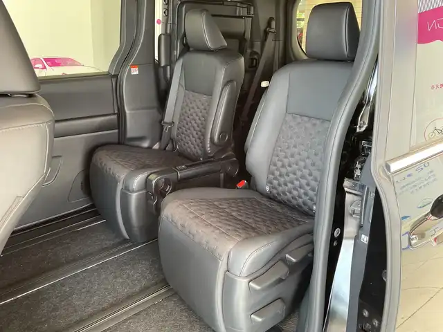 トヨタ ヴォクシー ハイブリッド S－Z 神奈川県 2023(令5)年 3.2万km アティチュードブラックマイカ トヨタセーフティーセンス /快適利便パッケージ /ユニバーサルステップ /10.5インチディスプレイオーディオ（ナビ・TV付き） /バックカメラ /両側電動 /パワーバックドア /レーダークルコン /LEDオートライト/ハーフレザー /シートヒーター/純正17インチアルミホイール/ステアリングヒーター/ステアリングスイッチ/純正ETC