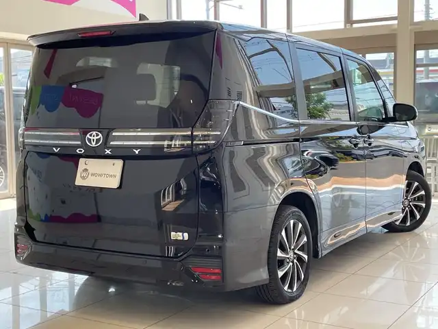 トヨタ ヴォクシー ハイブリッド S－Z 神奈川県 2023(令5)年 3.2万km アティチュードブラックマイカ トヨタセーフティーセンス /快適利便パッケージ /ユニバーサルステップ /10.5インチディスプレイオーディオ（ナビ・TV付き） /バックカメラ /両側電動 /パワーバックドア /レーダークルコン /LEDオートライト/ハーフレザー /シートヒーター/純正17インチアルミホイール/ステアリングヒーター/ステアリングスイッチ/純正ETC