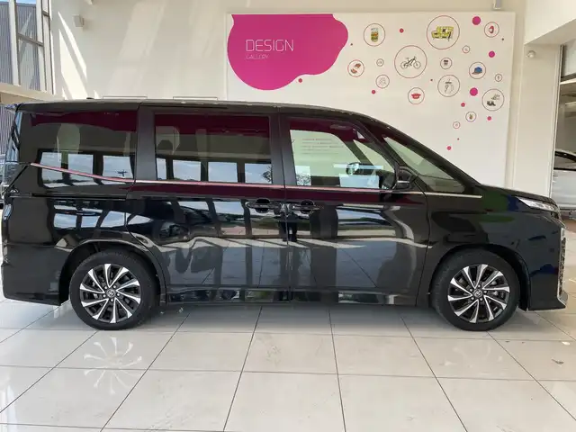 トヨタ ヴォクシー ハイブリッド S－Z 神奈川県 2023(令5)年 3.2万km アティチュードブラックマイカ トヨタセーフティーセンス /快適利便パッケージ /ユニバーサルステップ /10.5インチディスプレイオーディオ（ナビ・TV付き） /バックカメラ /両側電動 /パワーバックドア /レーダークルコン /LEDオートライト/ハーフレザー /シートヒーター/純正17インチアルミホイール/ステアリングヒーター/ステアリングスイッチ/純正ETC