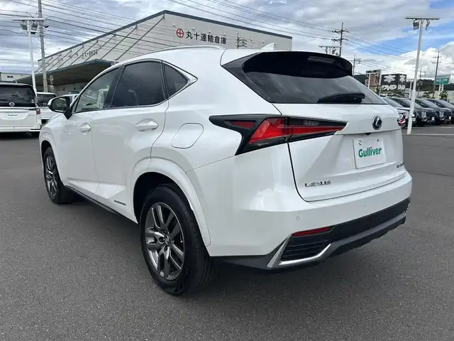 レクサス ＮＸ 300h バージョンL 岡山県 2018(平30)年 9.9万km ソニッククォーツ 登録時走行距離98816km/純正10.3インチナビ/フルセグTV(AM.FM.TV.BT)/全方位バックカメラ/ETC2.0/ヘッドアップディスプレイ/ブラインドスポットモニター/ドライブレコーダー/シートヒーター/エアシート/ステアリングヒーター/クリアランスソナー/衝突軽減ブレーキ/横滑り防止装置/レーダークルーズコントロール/レーンキープアシスト/オートライト/オートマチックハイビーム/アイドリングストップ/電動リアゲート/18インチ純正AW/純正フロアマット/レザーシート/全席パワーシート