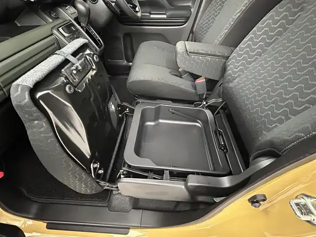 スズキ スペーシア ギア HYBRID XZターボ 道央・札幌 2024(令6)年 0.2万km 黄Ⅱ ・４WD/・純正メモリーナビゲーション/　BT/USB/フルセグ/iPod/HDMI/・全方位カメラ/・ヘッドアップディスプレイ/・両側パワースライドドア/・レーダークルーズコントロール/・レーンキープアシスト/・衝突軽減ブレーキ/・横滑り防止装置/・前席シートヒーター/・ステアリングヒーター/・オートライト/・LEDヘッドライト/・フロントフォグランプ/・前後コーナーセンサー/・パドルシフト/・スマートキー/・プッシュスタート/・純正フロアマット/・純正ＡＷ14インチ/・ヘッドライトレベライザー/・シーバックテーブル/・ルーフファン