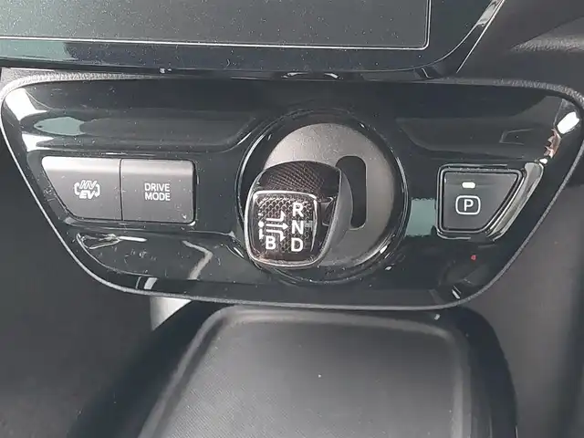トヨタ プリウス ＰＨＶ Sナビパッケージ・GRスポーツ 東京都 2019(令1)年 2万km ホワイトパールクリスタルシャイン Toyota Safety Sense P/・プリクラッシュセーフティシステム/・レーンディパーチャーアラート/・アダプティブハイビームシステム/・レーダークルーズコントロール/純正11.6インチナビ/(フルセグTV/BT/iPod/USB/AUX/AM/FM)/バックカメラ/ビルトインETC2.0/前後ドライブレコーダー/ハーフレザーシート/シートヒーター/LEDヘッドライト/フォグランプ/純正18インチアルミホイール/純正フロアマット/スマートキー/プッシュスタート