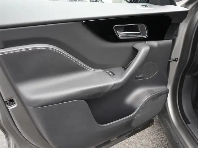 ジャガー Ｆペース R－スポーツ 静岡県 2017(平29)年 5.1万km シルバー ワンオーナー/軽減ブレーキ　車線逸脱警告/ＩＮＣＯＮＴＲＯＬ　ＴＯＵＣＨ　ＰＲＯナビフルセグＴＶＢｌｕｅｔｏｏｔｈ/全方位カメラ/デジタルメータークラスター/MERIDIANサラウンド/ハーフレザーシート　シートヒーター/パワーバックドア/アダプティブLEDヘッドライト/ヒルアシスト/ETC