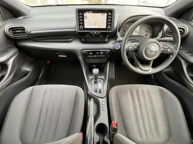 トヨタ ヤリス ハイブリッド X 道央・札幌 2022(令4)年 6.8万km スーパーホワイトⅡ ・4WD/・ワンオーナー/・衝突軽減ブレーキ/・寒冷地仕様/・純正ディスプレイオーディオ/　BT＆USB＆AM＆FM/・バックカメラ/・レーダークルーズコントロール/・レーンキープアシスト/・オートエアコン/・オートライト/・オートリトラミラー/・プッシュスタート/・スマートキー/・ミラーヒーター/・AC100V/・ビルトインETC/・純正フロアマット/・ウィンカーミラー/・スペアキー