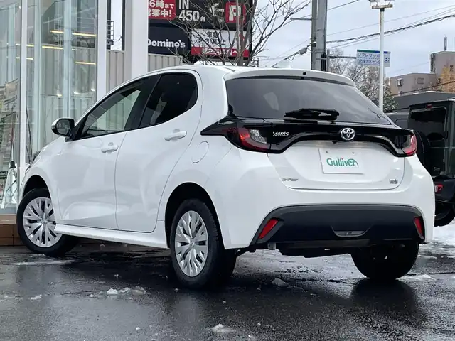 トヨタ ヤリス ハイブリッド X 道央・札幌 2022(令4)年 6.8万km スーパーホワイトⅡ ・4WD/・ワンオーナー/・衝突軽減ブレーキ/・寒冷地仕様/・純正ディスプレイオーディオ/　BT＆USB＆AM＆FM/・バックカメラ/・レーダークルーズコントロール/・レーンキープアシスト/・オートエアコン/・オートライト/・オートリトラミラー/・プッシュスタート/・スマートキー/・ミラーヒーター/・AC100V/・ビルトインETC/・純正フロアマット/・ウィンカーミラー/・スペアキー