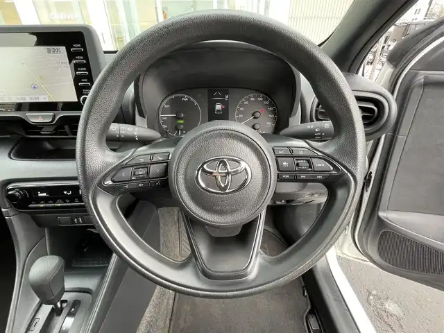 トヨタ ヤリス ハイブリッド X 道央・札幌 2022(令4)年 6.8万km スーパーホワイトⅡ ・4WD/・ワンオーナー/・衝突軽減ブレーキ/・寒冷地仕様/・純正ディスプレイオーディオ/　BT＆USB＆AM＆FM/・バックカメラ/・レーダークルーズコントロール/・レーンキープアシスト/・オートエアコン/・オートライト/・オートリトラミラー/・プッシュスタート/・スマートキー/・ミラーヒーター/・AC100V/・ビルトインETC/・純正フロアマット/・ウィンカーミラー/・スペアキー