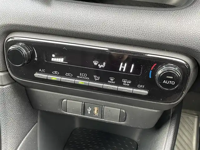 トヨタ ヤリス ハイブリッド X 道央・札幌 2022(令4)年 6.8万km スーパーホワイトⅡ ・4WD/・ワンオーナー/・衝突軽減ブレーキ/・寒冷地仕様/・純正ディスプレイオーディオ/　BT＆USB＆AM＆FM/・バックカメラ/・レーダークルーズコントロール/・レーンキープアシスト/・オートエアコン/・オートライト/・オートリトラミラー/・プッシュスタート/・スマートキー/・ミラーヒーター/・AC100V/・ビルトインETC/・純正フロアマット/・ウィンカーミラー/・スペアキー