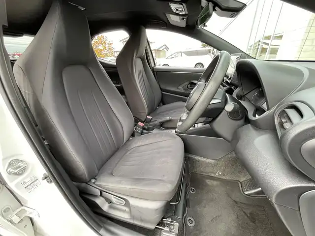 トヨタ ヤリス ハイブリッド X 道央・札幌 2022(令4)年 6.8万km スーパーホワイトⅡ ・4WD/・ワンオーナー/・衝突軽減ブレーキ/・寒冷地仕様/・純正ディスプレイオーディオ/　BT＆USB＆AM＆FM/・バックカメラ/・レーダークルーズコントロール/・レーンキープアシスト/・オートエアコン/・オートライト/・オートリトラミラー/・プッシュスタート/・スマートキー/・ミラーヒーター/・AC100V/・ビルトインETC/・純正フロアマット/・ウィンカーミラー/・スペアキー