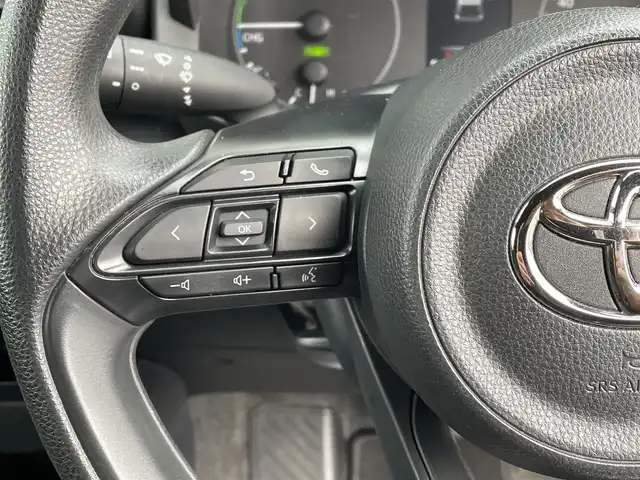 トヨタ ヤリス ハイブリッド X 道央・札幌 2022(令4)年 6.8万km スーパーホワイトⅡ ・4WD/・ワンオーナー/・衝突軽減ブレーキ/・寒冷地仕様/・純正ディスプレイオーディオ/　BT＆USB＆AM＆FM/・バックカメラ/・レーダークルーズコントロール/・レーンキープアシスト/・オートエアコン/・オートライト/・オートリトラミラー/・プッシュスタート/・スマートキー/・ミラーヒーター/・AC100V/・ビルトインETC/・純正フロアマット/・ウィンカーミラー/・スペアキー