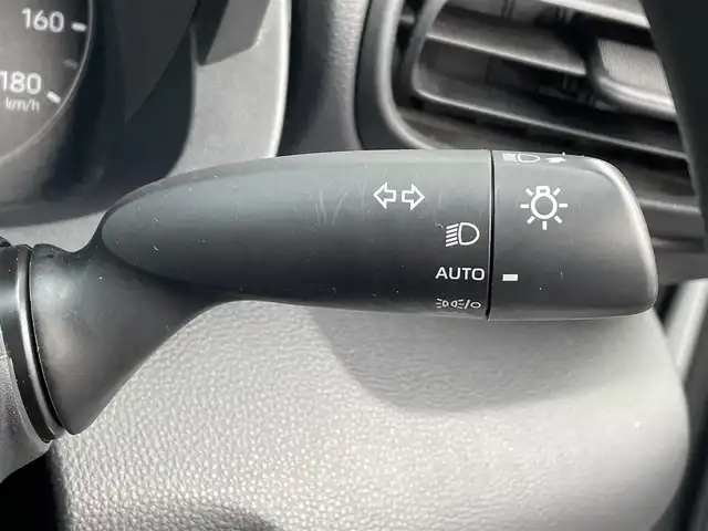 トヨタ ヤリス ハイブリッド X 道央・札幌 2022(令4)年 6.8万km スーパーホワイトⅡ ・4WD/・ワンオーナー/・衝突軽減ブレーキ/・寒冷地仕様/・純正ディスプレイオーディオ/　BT＆USB＆AM＆FM/・バックカメラ/・レーダークルーズコントロール/・レーンキープアシスト/・オートエアコン/・オートライト/・オートリトラミラー/・プッシュスタート/・スマートキー/・ミラーヒーター/・AC100V/・ビルトインETC/・純正フロアマット/・ウィンカーミラー/・スペアキー