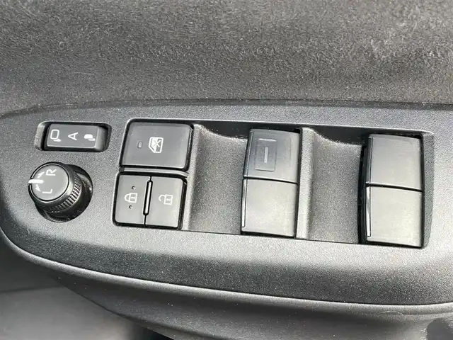 トヨタ ヤリス ハイブリッド X 道央・札幌 2022(令4)年 6.8万km スーパーホワイトⅡ ・4WD/・ワンオーナー/・衝突軽減ブレーキ/・寒冷地仕様/・純正ディスプレイオーディオ/　BT＆USB＆AM＆FM/・バックカメラ/・レーダークルーズコントロール/・レーンキープアシスト/・オートエアコン/・オートライト/・オートリトラミラー/・プッシュスタート/・スマートキー/・ミラーヒーター/・AC100V/・ビルトインETC/・純正フロアマット/・ウィンカーミラー/・スペアキー