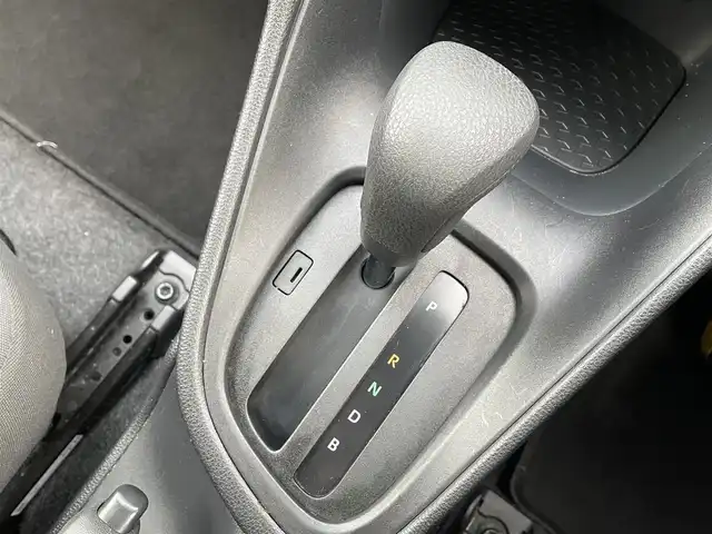 トヨタ ヤリス ハイブリッド X 道央・札幌 2022(令4)年 6.8万km スーパーホワイトⅡ ・4WD/・ワンオーナー/・衝突軽減ブレーキ/・寒冷地仕様/・純正ディスプレイオーディオ/　BT＆USB＆AM＆FM/・バックカメラ/・レーダークルーズコントロール/・レーンキープアシスト/・オートエアコン/・オートライト/・オートリトラミラー/・プッシュスタート/・スマートキー/・ミラーヒーター/・AC100V/・ビルトインETC/・純正フロアマット/・ウィンカーミラー/・スペアキー