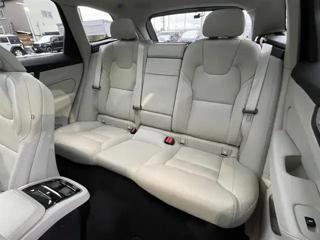 ボルボ ＸＣ６０ D4 AWD インスクリプション 青森県 2019(平31)年 4.2万km フュージョンレッドM ４WD/ワンオーナー/ハーマンカードンサウンド/サンルーフ/純正ナビ/（Bluetooth・TV・CD・DVD・AppleCarPlay・AndroidAuto）/自動駐車・自動発射機能/ヘッドアップディスプレイ/アダプティブクルーズコントロール/レーンキープアシスト/バーチャルコックピット/全方位カメラ/ドライブレコーダー/車間警告/ブラインドスポット/ステアリングヒーター/シートヒーター/ベンチレーション/メモリー付パワーシート/パワーバックドア/白革シート/木目調パネル/ステアリングスイッチ/革巻きステアリング/アダプティブヘッドライト/電動サイドブレーキ/オートLEDライト/コーナーセンサー/ETC/W・サイド・カーテンエアバック/ウインカーミラー/エンジンスタートボタン/スマートキーX2/取扱説明書/保証書/点検記録簿　/　H31・R2・R3・R4・R5・R6・R７ディーラ点検