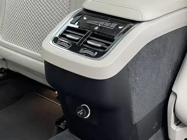 ボルボ ＸＣ６０ D4 AWD インスクリプション 青森県 2019(平31)年 4.2万km フュージョンレッドM ４WD/ワンオーナー/ハーマンカードンサウンド/サンルーフ/純正ナビ/（Bluetooth・TV・CD・DVD・AppleCarPlay・AndroidAuto）/自動駐車・自動発射機能/ヘッドアップディスプレイ/アダプティブクルーズコントロール/レーンキープアシスト/バーチャルコックピット/全方位カメラ/ドライブレコーダー/車間警告/ブラインドスポット/ステアリングヒーター/シートヒーター/ベンチレーション/メモリー付パワーシート/パワーバックドア/白革シート/木目調パネル/ステアリングスイッチ/革巻きステアリング/アダプティブヘッドライト/電動サイドブレーキ/オートLEDライト/コーナーセンサー/ETC/W・サイド・カーテンエアバック/ウインカーミラー/エンジンスタートボタン/スマートキーX2/取扱説明書/保証書/点検記録簿　/　H31・R2・R3・R4・R5・R6・R７ディーラ点検