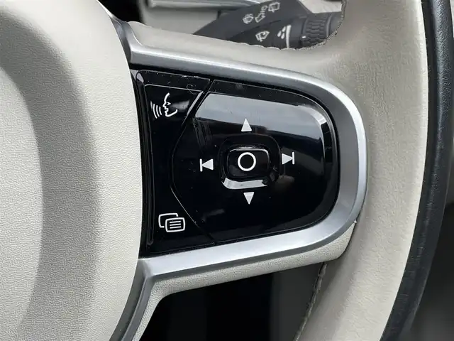 ボルボ ＸＣ６０ D4 AWD インスクリプション 青森県 2019(平31)年 4.2万km フュージョンレッドM ４WD/ワンオーナー/ハーマンカードンサウンド/サンルーフ/純正ナビ/（Bluetooth・TV・CD・DVD・AppleCarPlay・AndroidAuto）/自動駐車・自動発射機能/ヘッドアップディスプレイ/アダプティブクルーズコントロール/レーンキープアシスト/バーチャルコックピット/全方位カメラ/ドライブレコーダー/車間警告/ブラインドスポット/ステアリングヒーター/シートヒーター/ベンチレーション/メモリー付パワーシート/パワーバックドア/白革シート/木目調パネル/ステアリングスイッチ/革巻きステアリング/アダプティブヘッドライト/電動サイドブレーキ/オートLEDライト/コーナーセンサー/ETC/W・サイド・カーテンエアバック/ウインカーミラー/エンジンスタートボタン/スマートキーX2/取扱説明書/保証書/点検記録簿　/　H31・R2・R3・R4・R5・R6・R７ディーラ点検