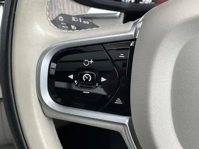 ボルボ ＸＣ６０ D4 AWD インスクリプション 青森県 2019(平31)年 4.2万km フュージョンレッドM ４WD/ワンオーナー/ハーマンカードンサウンド/サンルーフ/純正ナビ/（Bluetooth・TV・CD・DVD・AppleCarPlay・AndroidAuto）/自動駐車・自動発射機能/ヘッドアップディスプレイ/アダプティブクルーズコントロール/レーンキープアシスト/バーチャルコックピット/全方位カメラ/ドライブレコーダー/車間警告/ブラインドスポット/ステアリングヒーター/シートヒーター/ベンチレーション/メモリー付パワーシート/パワーバックドア/白革シート/木目調パネル/ステアリングスイッチ/革巻きステアリング/アダプティブヘッドライト/電動サイドブレーキ/オートLEDライト/コーナーセンサー/ETC/W・サイド・カーテンエアバック/ウインカーミラー/エンジンスタートボタン/スマートキーX2/取扱説明書/保証書/点検記録簿　/　H31・R2・R3・R4・R5・R6・R７ディーラ点検