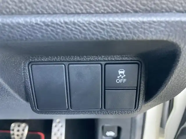 ホンダ シビック タイプR 静岡県 2017(平29)年 5.5万km チャンピオンシップホワイト 6MT車/純正ナビ/フルセグTV/バックモニター/ドライブレコーダー/クルーズコントロール/LEDヘッドランプ/オートライト/オートエアコン/革巻きステアリング/ステアリングスイッチ/純正20インチアルミホイール/スマートキー/プッシュエンジンスタート/禁煙車