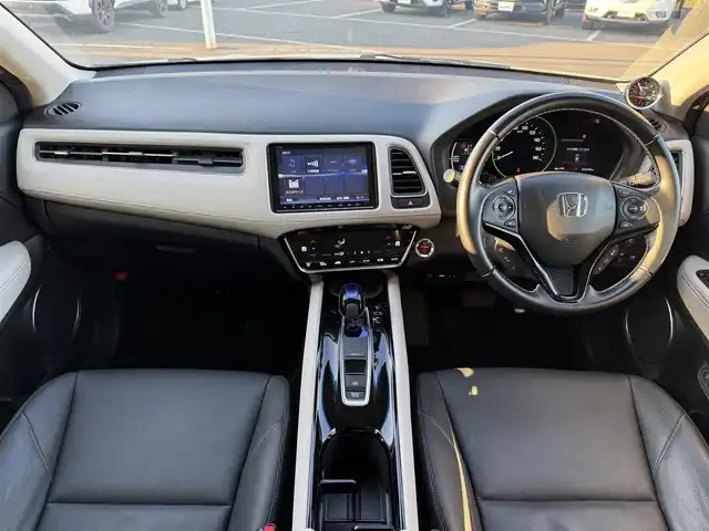 ホンダ ヴェゼル ハイブリッド Z ホンダセンシング 東京都 2017(平29)年 2.6万km ホワイトオーキッドパール 純正8インチナビ(VXM-175VFEi)/【CD/DVD/FM/AM/TV/BT/SD/USB/ ipod/VTR/AUX/HDMI】/バックカメラ/ビルトインETC/前後ドライブレコーダー/衝突軽減ブレーキ/車線維持システム/アダクティブクルーズコントロール/パワーシート/シートメモリー/シートヒーター/レザーシート/パドルシフト/LEDヘッドライト/LEDフォグライト/純正17インチAW/プッシュスタート/スマートキー/スペアキー×１