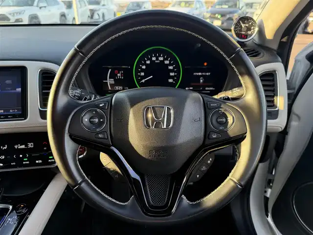 ホンダ ヴェゼル ハイブリッド Z ホンダセンシング 東京都 2017(平29)年 2.6万km ホワイトオーキッドパール 純正8インチナビ(VXM-175VFEi)/【CD/DVD/FM/AM/TV/BT/SD/USB/ ipod/VTR/AUX/HDMI】/バックカメラ/ビルトインETC/前後ドライブレコーダー/衝突軽減ブレーキ/車線維持システム/アダクティブクルーズコントロール/パワーシート/シートメモリー/シートヒーター/レザーシート/パドルシフト/LEDヘッドライト/LEDフォグライト/純正17インチAW/プッシュスタート/スマートキー/スペアキー×１