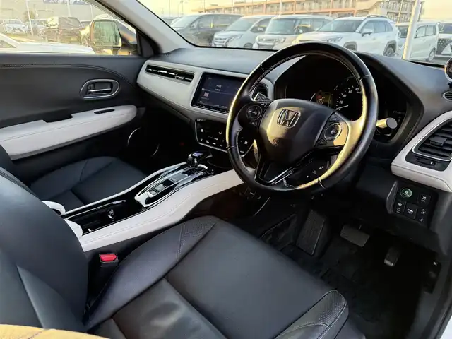 ホンダ ヴェゼル ハイブリッド Z ホンダセンシング 東京都 2017(平29)年 2.6万km ホワイトオーキッドパール 純正8インチナビ(VXM-175VFEi)/【CD/DVD/FM/AM/TV/BT/SD/USB/ ipod/VTR/AUX/HDMI】/バックカメラ/ビルトインETC/前後ドライブレコーダー/衝突軽減ブレーキ/車線維持システム/アダクティブクルーズコントロール/パワーシート/シートメモリー/シートヒーター/レザーシート/パドルシフト/LEDヘッドライト/LEDフォグライト/純正17インチAW/プッシュスタート/スマートキー/スペアキー×１