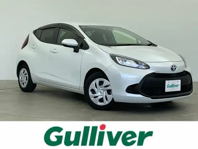 トヨタ アクア X 富山県 2023(令5)年 2.1万km プラチナホワイトパールマイカ 純正ディスプレイオーディオ/（AM/FM/BT/Miracast）/パノラミックビューモニター/プリクラッシュセーフティ/レーダークルーズコントロール/レーンディパーチャーアラート/オートマチックハイビーム/LEDヘッドライト/クリアランスソナー/ビルトインETC/AC100V充電/スマートキー×２/プッシュスタート/シートカバー/純正フロアマット/取扱説明書